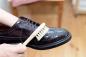 Preview: Schuhbürste mit hellem Besatz macht dunkle Schuhe sauber