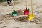 Preview: Kinderschaufeln in drei verschiedenen Farben sind in den Sand gesetzt