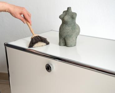 Preview: Der Staubpinsel lang befreit eine Kommode vom Staub