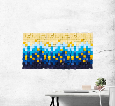 Das Designboard hängt in einem Arbeitszimmer an der Wand