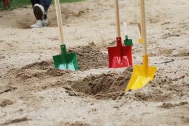 Preview: Kinderschaufeln in drei verschiedenen Farben sind in den Sand gesetzt