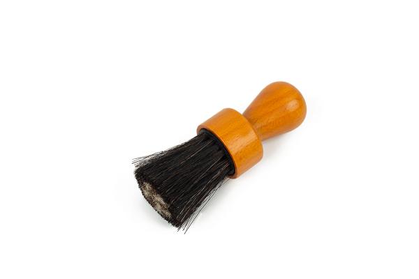 Ein Staubpinsel mit nach vorne gerichtetem Besatz in schwarz-weiß.