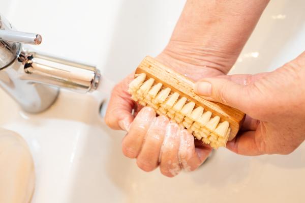 Anwendung eine Waschbürste beim Händewaschen