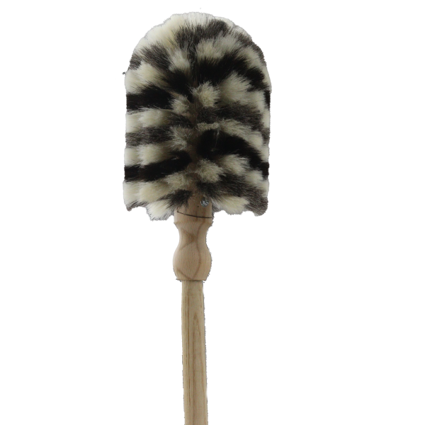Ein Spinnenfeger mit Zebra Besatz in frontaler Ansicht